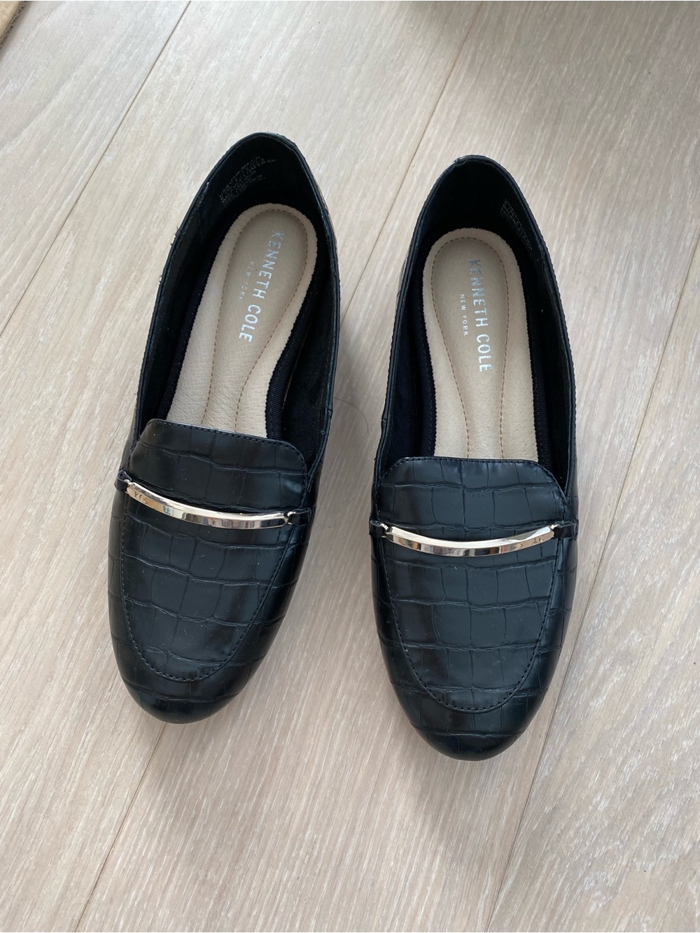 Kenneth Cole Women’s Black Croc-Embossed Loafers with Gold Accent - 6 M